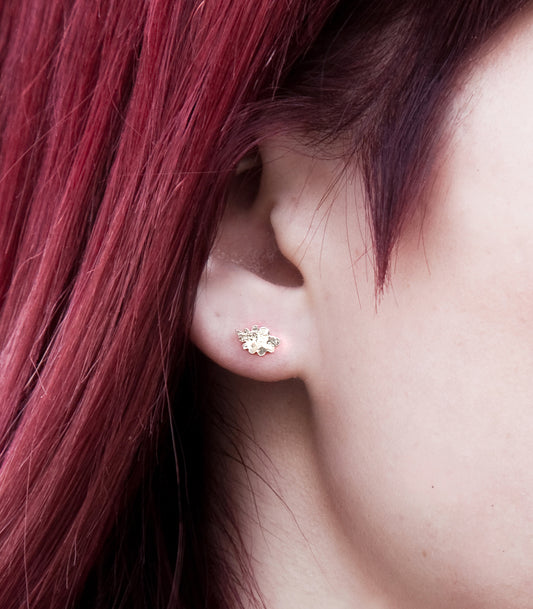 Recycled Pieces Studs in Yellow Gold