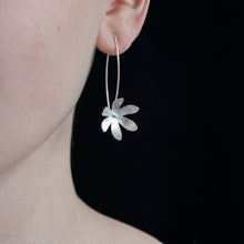 Load image into Gallery viewer, Daisy Front Facing Silver Long Wire Earrings